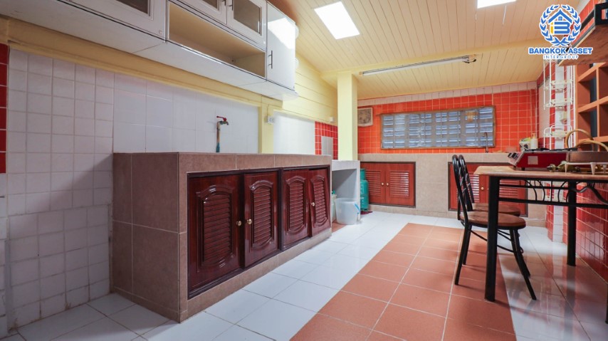 *****ทาวน์เฮ้าส์มือสองย่านลาดพร้าว ม.คาซ่าซิตี้ ลาดพร้าว เนื้อที่กว้าง 27.50 ตร.ว. ฟังก์ชัน 3 ห้องนอน  4 ห้องน้ำ ทาวน์เฮ้าส์ตกแต่งสวย ในย่านอยู่อาศัย เหมาะกับการทำเป็น Home Office  ตั้งบนทำเลแห่งการเดินทาง ใกล้รถไฟฟ้าสายสีเหลือง "สถานีลาดพร้าว101" และจุดขึ้นทางด่วน "เอกมัย-รามอินทรา" จองเลย!!